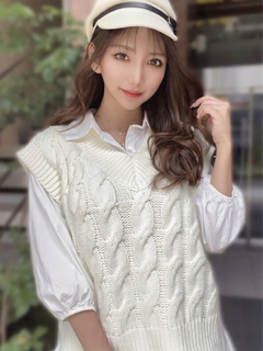 ケーブル編みニットベスト